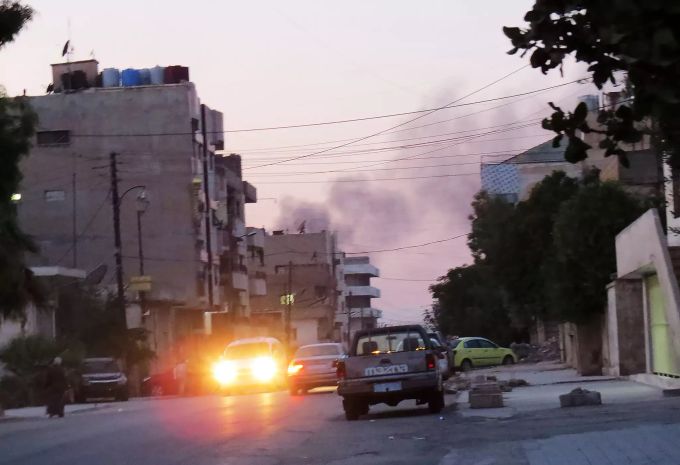 Rauch steigt in Folge eines türkischen Granatenabwurfs in der Stadt Qamischli im Nordosten Syriens auf. Das türkische Militär setzt seine Offensive gegen Kurdenmilizen in Nordsyrien fort. Militäroffensive der Türkei in Nordsyrien
