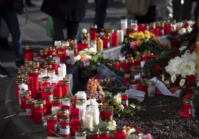 Am Königsplatz in Augsburg bekunden Mitmenschen ihr Beileid. augsburg