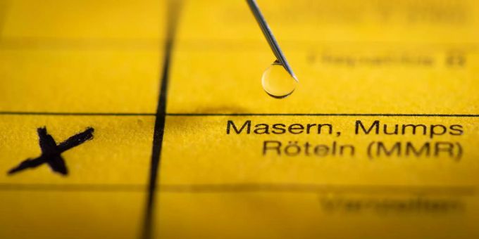 Eine Spritze liegt auf einem Impfpass in Vorbereitung auf eine Schutzimpfung gegen Masern. Um Masern-Infektionen rigoroser einzudämmen, hat Deutschland eine Impfpflicht für Kinder in Gemeinschaftseinrichtungen eingeführt. Masern-Impfpflicht