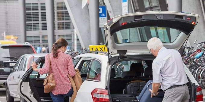 Ein Taxichauffeur im Pensionsalter hilft einer Kundin. (Archivbild) Ein Taxichauffeur im Pensionsalter hilft einer Kundin. (Archivbild)