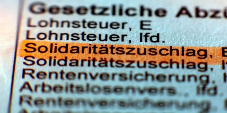 Die meisten Bundesbürger müssen ab 2021 keinen Solidaritätszuschlag mehr zahlen. Die Abgabe wird für rund 90 Prozent der Zahler abgeschafft. Foto: Jens Büttner/dpa-Zentralbild/dpa