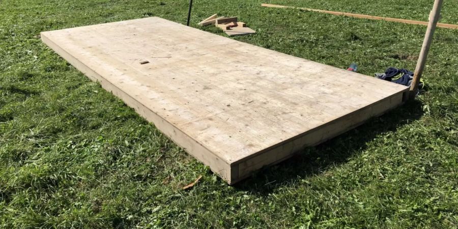 Mann durch Holzelement verletzt