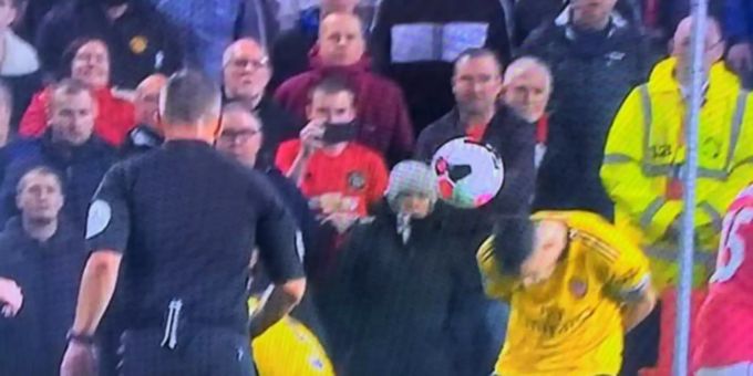 Granit Xhaka versucht den abgelenkten Schuss abzuwehren. Granit Xhaka