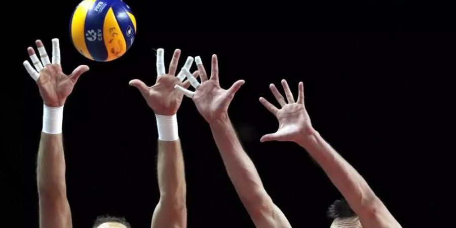 Serbien besiegte im EM-Finale Slowenien: Zwei serbische Spieler blocken einen Ball. Foto: Virginia Mayo/AP