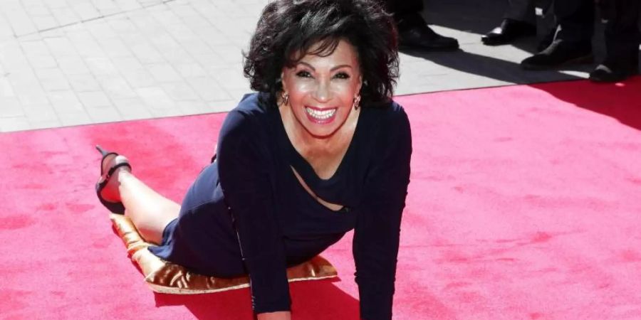 Im Rampenlicht: Dame Shirley Bassey hinterlässt 2019 ihre Handabdrücke am Square of Fame in Wembley Park (London). Foto: Jonathan Brady/PA Wire/dpa