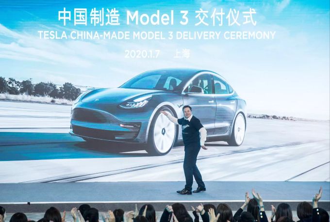 Tesla-Chef Elon Musk improvisierte bei der Präsentation der in China gebauten Autos einige Tanzschritte. elon musk tesla
