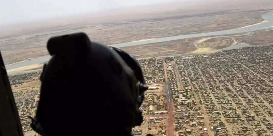 Über dem Norden von Mali: Ein französischer Soldat sieht aus einem Militärhubschrauber. Foto: Christophe Petit Tesson/EPA POOL/AP/dpa/Archiv