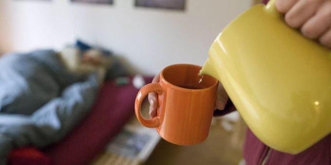 Ingwer-Tee mit Honig kann durchaus helfen. (Symbolbild) tee