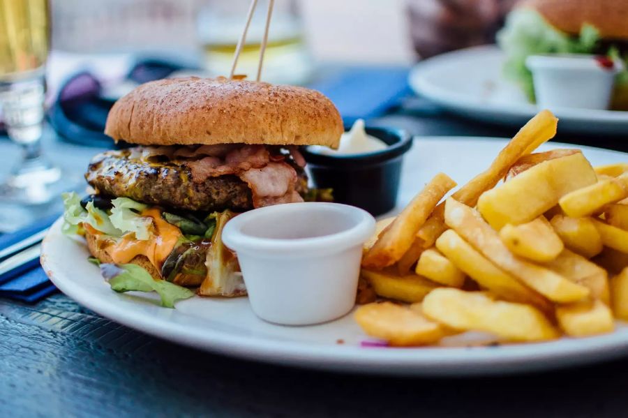 Ein Teller mit Fastfood