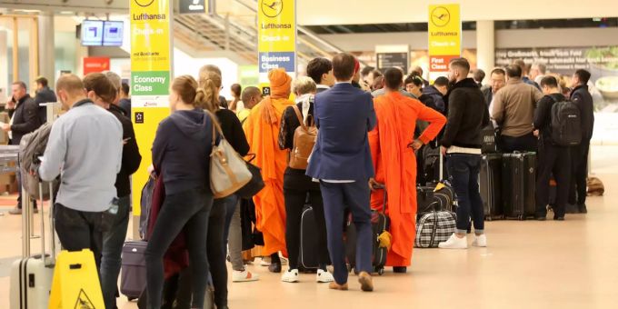 Am Flughafen von Hamburg kam es kurzzeitig zu Verzögerungen. Hamburg Fliegerbombe Entschärfung
