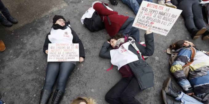 Rund 500 Aktivisten haben am Samstag in Lausanne eine Strasse blockiert, um auf die Klimakrise aufmerksam zu machen. Rund 500 Aktivisten haben am Samstag in Lausanne eine Strasse blockiert, um auf die Klimakrise aufmerksam zu machen.