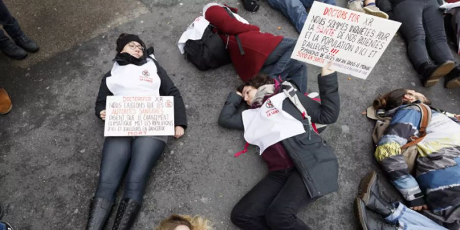 Rund 500 Aktivisten haben am Samstag in Lausanne eine Strasse blockiert, um auf die Klimakrise aufmerksam zu machen.