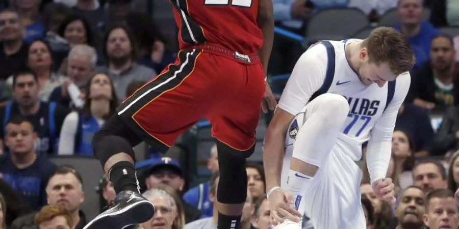 Mavericks-Starspieler Luka Doncic (r) verletzte sich am Sprunggelenk. Foto: Michael Ainsworth/FR171389 AP/dpa