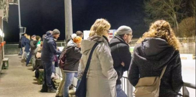 Die Zuschauer feuern die Spielerinnen an.
