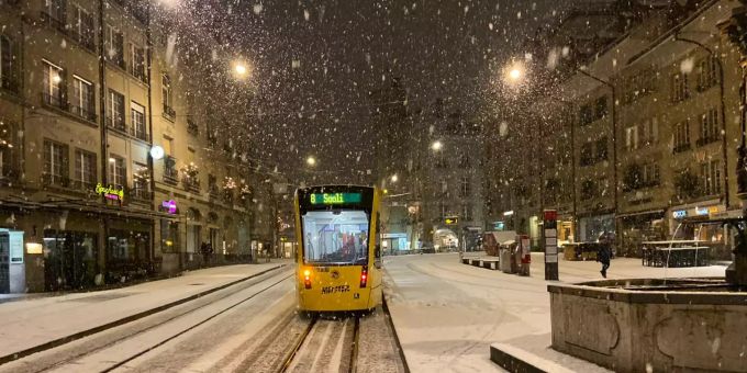 Am Freitag Morgen schneite es in der Hauptstadt. Die Kantonspolizei Bern meldet 40 Unfälle im Strassenverkehr. Kantonspolizei Bern Schnee