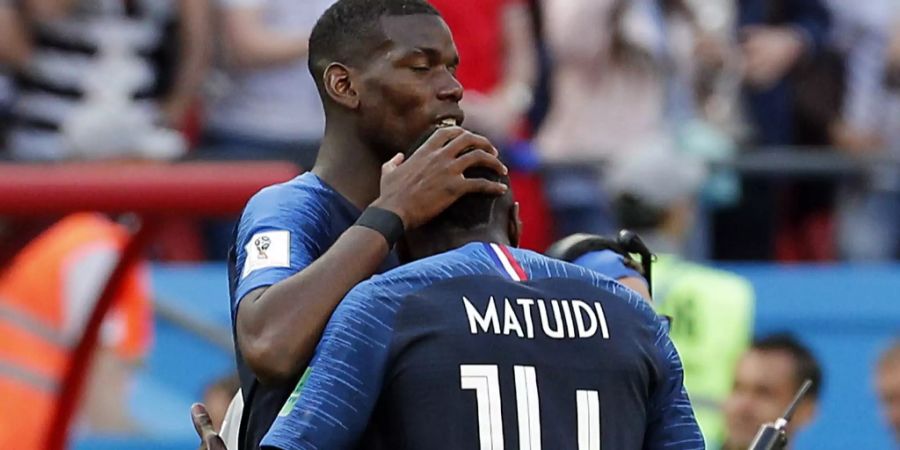 Blaise Matuidi wird an der WM 2018 von Paul Pogba getröstet.