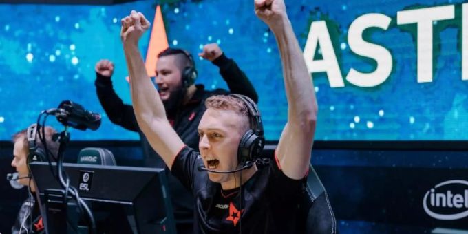 Lukas «gla1ve» Rossander jubelt bei der IEM in Peking. Foto: Stephanie Lieske/ESL/dpa
