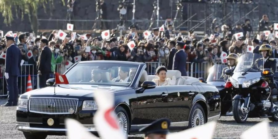 Das japanische Volk jubelt Kaiser Naruhito und Kaiserin Masako zu. Foto: kyodo/dpa