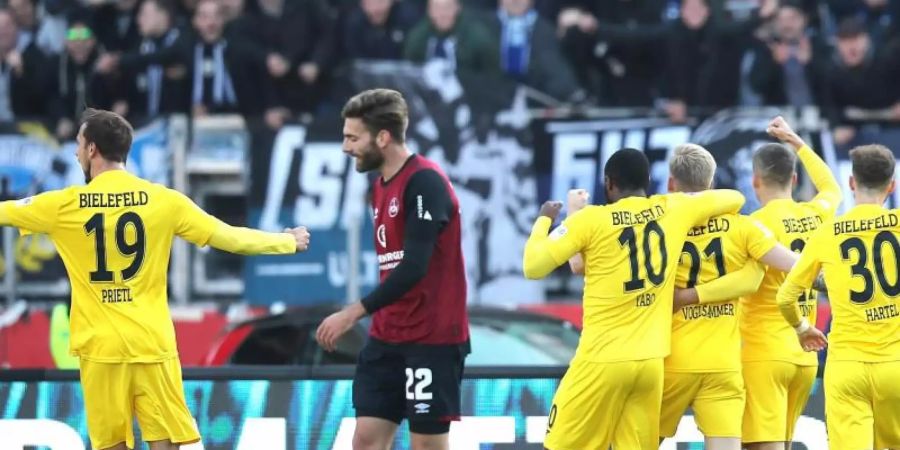 Bielefelds Voglsammer (3.v.r) jubelt mit seinen Kollegen Prietl (h, l-r), Yabo, Brunner und Hartel über seinen Treffer zum 2:0. Foto: Daniel Karmann/dpa