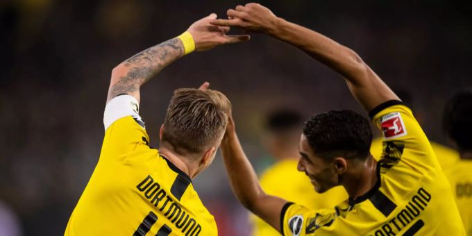 Marco Reus (l.) und Achraf Hakimi bejubeln einen BVB-Treffer. BVB