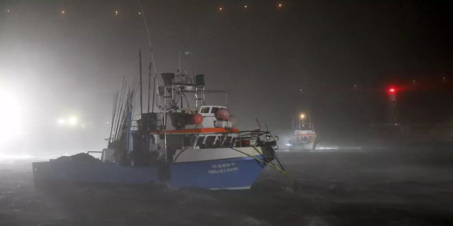 Fischer-Boote bei starkem Regen und heftigem Wind im Hafen von Horta auf der portugiesischen Insel Faial.