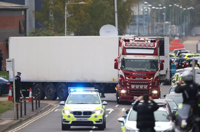 Der Lkw wird abtransportiert. lkw sms