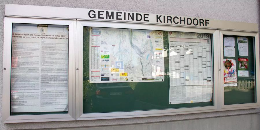 Die Gemeindetafel in Kirchdorf (BE).