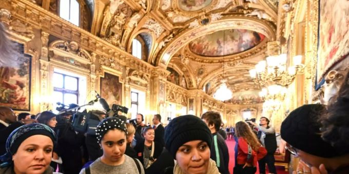 Besucherinnen im Senat, die vor der Verbots-Abstimmung demonstrativ Kopftuch tragen. kopftuch frankreich