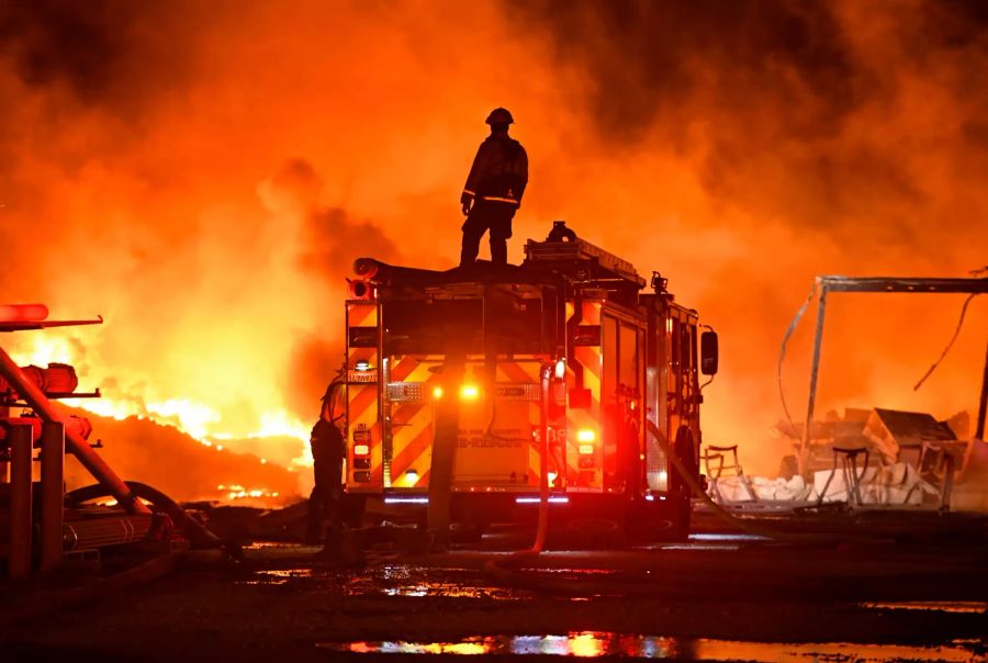 Ein Feuerwehrmann ist bei einem Brand im Einsatz.