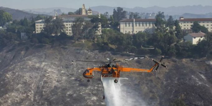 Löschhubschrauber in Los Angeles: Das Getty-Fire bedroht rund 10'000 Gebäude, darunter eine Reihe von Luxusvillen, wie etwa die von Arnold Schwarzenegger. Getty Fire Los Angeles