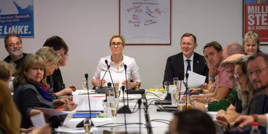 Kann er weiterregieren? Der Thüringer Ministerpräsident Bodo Ramelow und die Linke-Landesvorsitzende Susanne Hennig-Wellsow beraten mit dem Landesvorstand. Foto: Michael Reichel/dpa