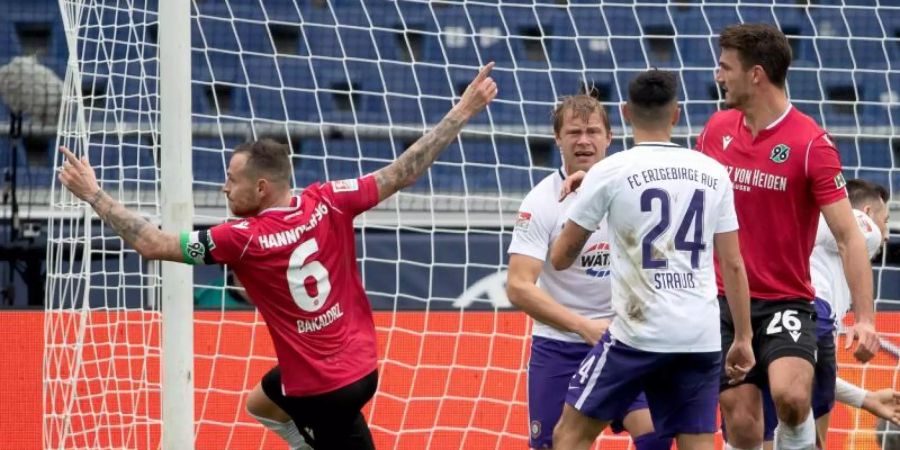 Hannovers Marvin Bakalorz (l/6) hat den Treffer zum 1:1-Augleich erzielt. Foto: Swen Pförtner/dpa