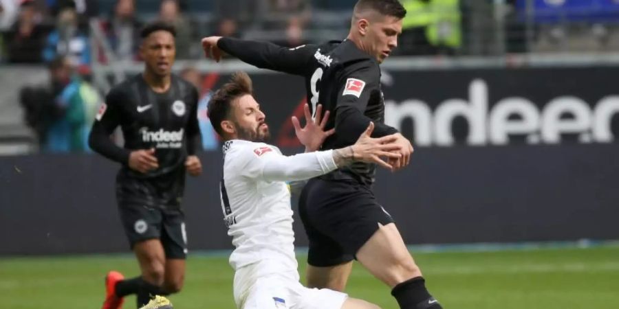 Berlins Marvin Plattenhardt (l) im Duell mit Eintracht-Spieler Luka Jovic: Am Freitag empfängt Frankfurt im Heimspiel Hertha. Foto: Thomas Frey/dpa