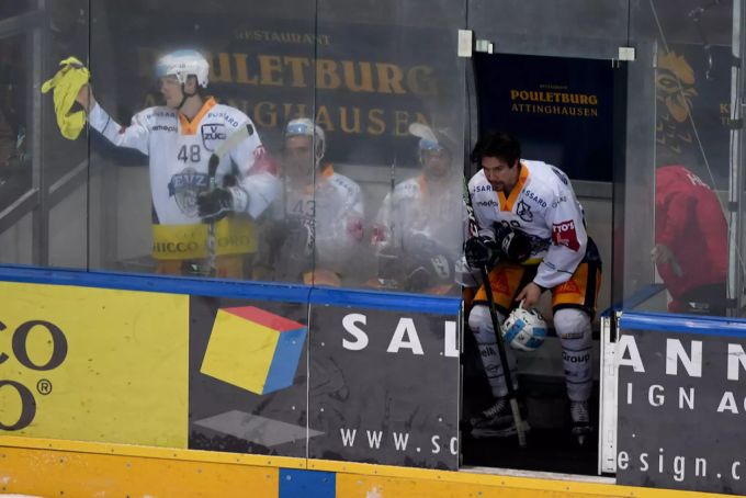 Sinnbildlich für die intensiv geführte Partie zwischen dem HC Ambri-Piotta und dem EV Zug: Klingberg, Kovar, Thiry und Albrecht (v.l.n.r.) sitzen gleichzeitig eine Strafe ab. ambri-piotta