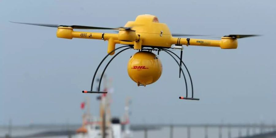 Ein DHL-Paketkopter startet mit Medikamenten an Bord zu einem Flug auf die Nordseeinsel Juist. Foto: Ingo Wagner/dpa