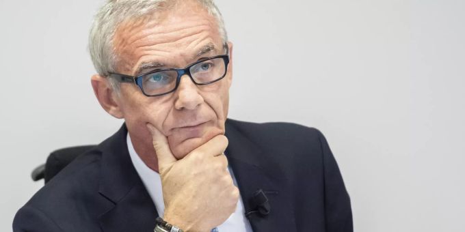 Urs Rohner spricht während einer Pressekonferenz zur Beschattungsaktion eines CS Spitzenbankers. Foto: Ennio Leanza khan cs credit suisse
