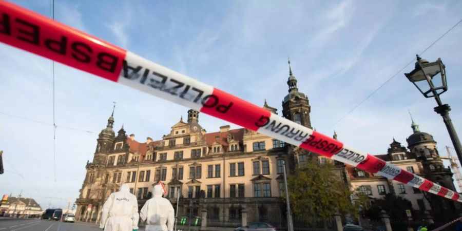 Ermittler vor dem Residenzschloss mit dem Grünen Gewölbe