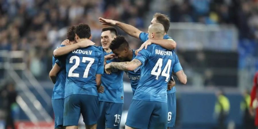 Zenit-Spieler jubeln über ihr zweites Tor. Foto: Dmitri Lovetsky/AP/dpa