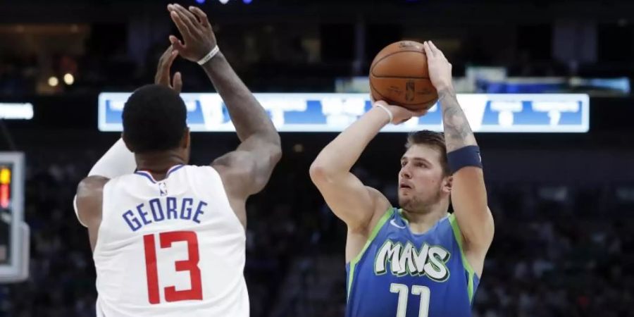 Luka Doncic (r) und die Dallas Mavericks waren gegen die Los Angeles Clippers chancenlos. Foto: Tony Gutierrez/AP/dpa
