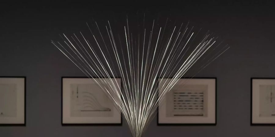 Die kinetische Skulptur «Fountain I»  des Neuseeländers Len Lye vor einer Auswahl an Entwurfsskizzen im Museum Tinguely.