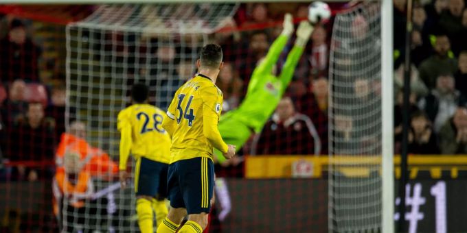Sheffield United goalkeeper Dean Henderson (R) wehrt einen Schuss von Arsanels Granit Xhaka ab. Granit Xhaka Arsenal Sheffield
