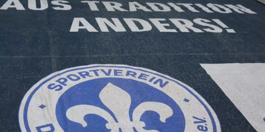 Das Vereinswappen vom Zweitligaclub Darmstadt 98. Foto: Frank Rumpenhorst/dpa
