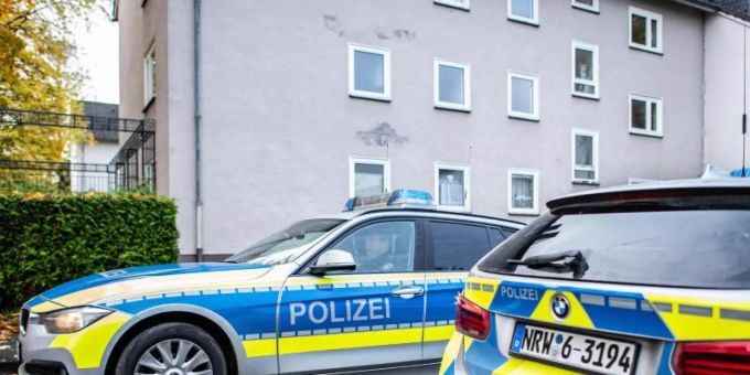 Polizeifahrzeuge vor dem Mehrfamilienhaus in Detmold, in dem eine 15-Jährige ihren dreijährigen Halbbruder erstochen haben soll. detmold mord
