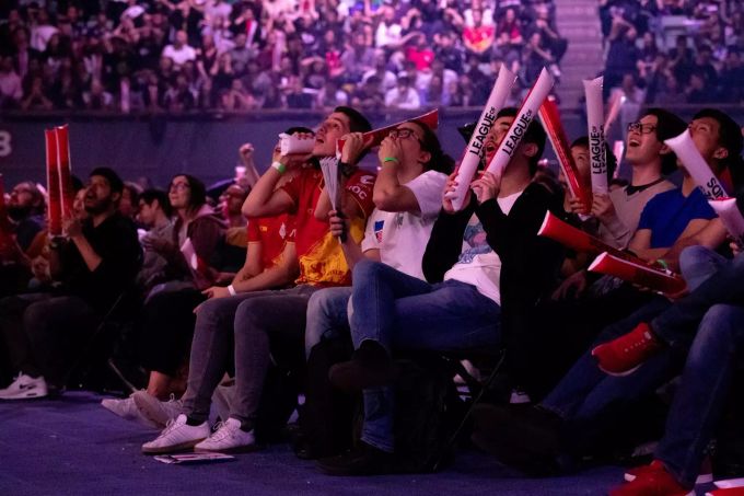 Das Publikum während eines Halbfinales der diesjährigen League-of-Legends-Weltmeisterschaft in Madrid. eSports