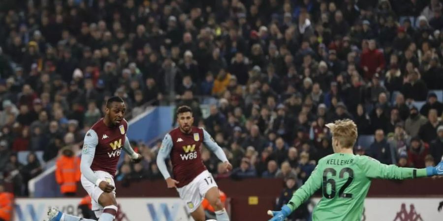 Jonathan Kodjia (l) feierte mit Aston Villa im Ligapokal einen klaren Sieg gegen die Reserve vom FC Liverpool. Foto: Darren Staples/CSM via ZUMA Wire/dpa