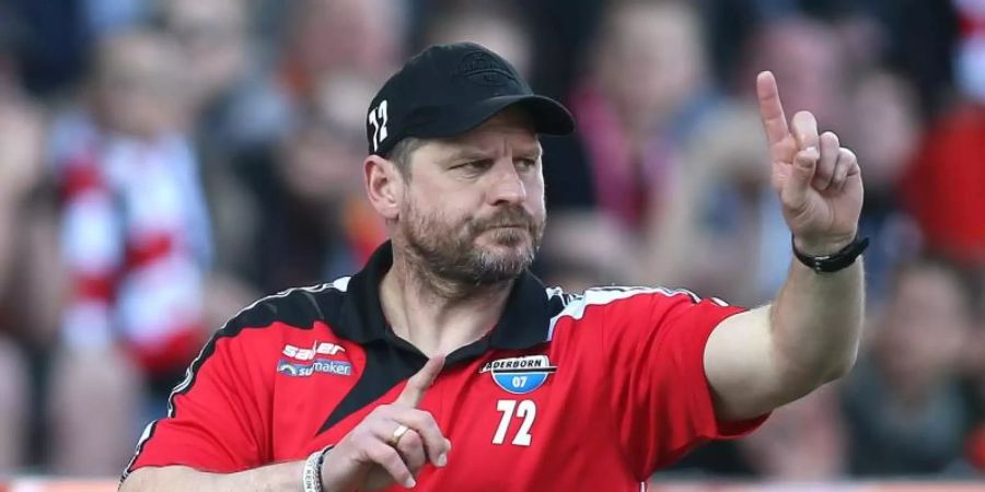 Will vor dem Spiel gegen Gladbach nicht von einer Krise des Gegners sprechen: Paderborns Trainer Steffen Baumgart. Foto: Andreas Gora/dpa