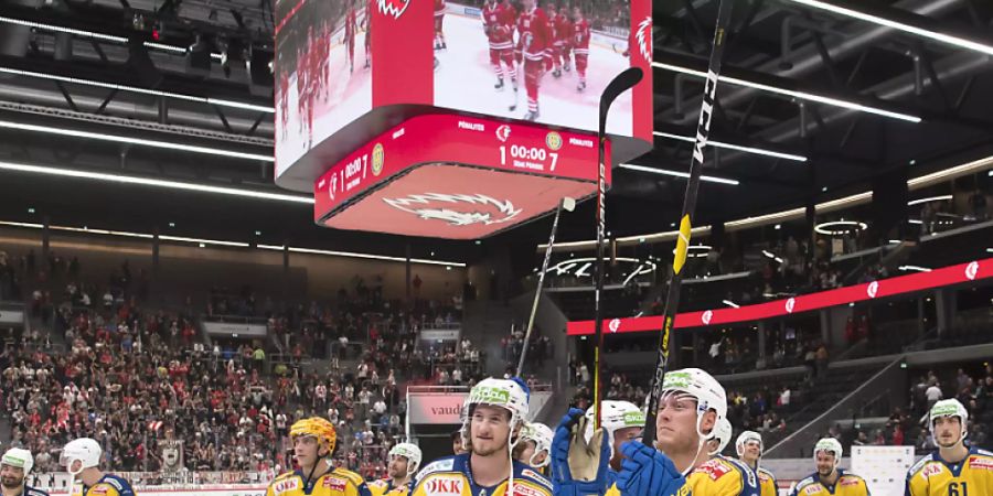 Die Davoser Spieler freuen sich nach dem 7:1-Kantersieg in Lausanne