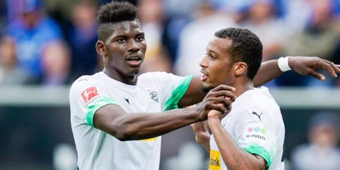 Gladbachs Torschütze Alassane Plea (r.) jubelt mit Breel Embolo über ein Tor. Borussia Mönchengladbach Breel Embolo