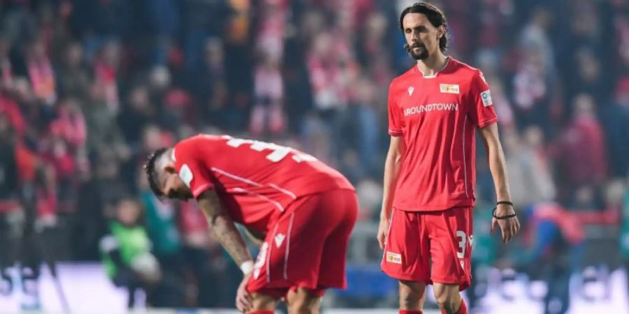 Die Union-Spieler Robert Andrich (l) und Neven Subotic waren nach der 1:2-Niederlage gegen Eintracht Frankfurt enttäuscht. Foto: Tom Weller