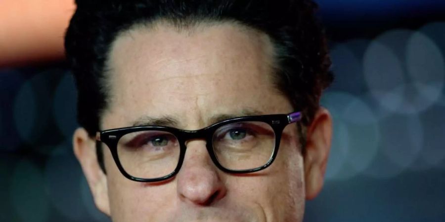 Bei wem lag das «Star Wars»-Drehbuch unterm Bett? J.J. Abrams hat es nicht verraten. Foto: Andrew Cowie/EPA/dpa